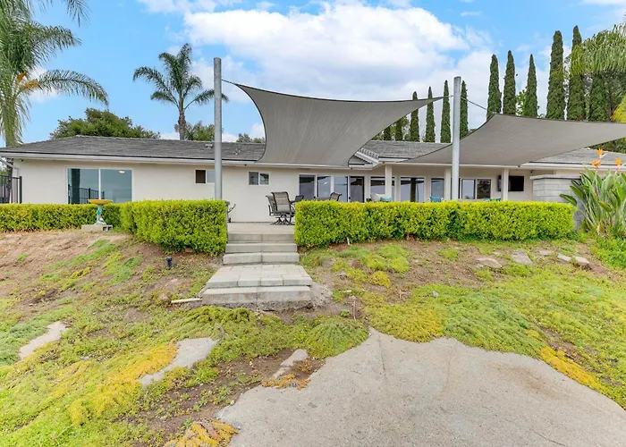 2 Mi To Lake Poway: Mtn-View Escape W/ Patio!