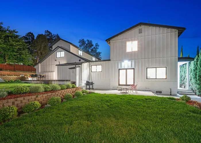 Spacious Modern Farmhouse Retreat With Two Kitchens And Pool - Ideal For Large Groups And Families