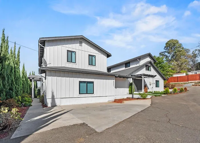 Spacious Modern Farmhouse Retreat With Two Kitchens And Pool - Ideal For Large Groups And Families